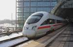 Hier 605 016-5 als ICE38 von Oesterport st nach Berlin Ostbahnhof, bei der Ausfahrt am 1.2.2014 aus Berlin Hbf.