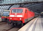 Hier links 481 287-1 als S75 von Berlin Westkreuz nach Berlin Ostbahnhof und rechts 120 156-5 mit IC2900 als Ersatzzug für ICE35 und ICE380 von Berlin Ostbahnhof nach Hamburg Hbf., diese beiden