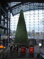 Der wertvollste Weihnachtsbaum der Hauptstadt wurde von der DB in Zusammenarbeit mit dem Namhaften Juwelier Swarovski, im Berliner Hauptbahnhof aufgestellt! Wert: ca.2Mio !!!    Berlin Hauptbahnhof,