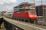 Hier 120 135-9 mit IC2431 von Emden Außenhafen nach Cottbus, bei der Ausfahrt am 27.6.2014 aus Berlin Hbf.