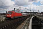 Hier 101 117-0 mit IC144 von Berlin Ostbahnhof nach Amsterdam Centraal, bei der Einfahrt am 6.4.2015 in Berlin Hbf.