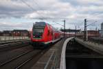 Hier IRE18092 von Berlin Ostbahnhof nach Hamburg-Harburg, bei der Einfahrt am 6.4.2015 in Berlin Hbf. Schublok war 112 165.