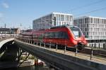 Hier 442 325-7 als RE7 (RE18724)  Airport-Express  von Bad Belzig nach Zossen, bei der Ausfahrt am 1.8.2015 aus Berlin Hbf.