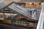 Über Treppen nach oben -    Blick in die untere Bahnsteigebene des Berliner Hauptbahnhofes.