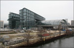 Bahnhof in noch unfertiger Stadt -    Gesamtansicht des Berliner Hauptbahnhofes von der Hugo-Preuß-Brücke aus.