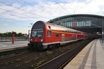 RB14 (RB18906)  Airport-Express  von Berlin Schönefeld Flughafen nach Nauen verlässt am 2.8.2016 das neu angelegte Biosphärenreservat  Berlin Hauptbahnhof .