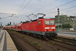 143 306-9 drückt am Morgen des 2.8.2016 die RB14 (RB18906)  Airport-Express  von Berlin Schönefeld Flughafen nach Nauen aus dem Berliner Hauptbahnhof. 