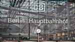 Blick durch die Glasfassade in den Berliner Hbf.