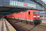 143 333-3 schiebt am Mittag des 29.10.2016 die RB26318  S-Bahn Ersatzverkehr  von Berlin Friedrichstraße nach Berlin Charlottenburg in den Berliner Hauptbahnhof.