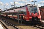 442 130-1 und 442 623-5 erreichen am 6.8.2017 als RE3 (RE18494) von Berlin Hauptbahnhof (tief) nach Prenzlau den Bahnhof Berlin Lichtenberg.