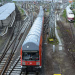 Ein älterer Doppelstocksteuerwagen auf Rangierfahrt in Berlin-Lichtenberg.