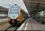 445 104-3 (Stadler KISS) der Ostdeutschen Eisenbahn GmbH (ODEG) als RE 92978 (RE2) nach Cottbus Hbf steht in seinem Startbahnhof Berlin-Lichtenberg auf Gleis 20.