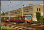 Ein Berliner S Bahn Zug der Baureihe 480 verlässt hier am 24.9.2005 auf der S 5 Berlin Lichtenberg in Richtung Alexanderplatz.