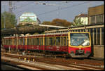 Ein Kurzzug Baureihe 480 der Berliner S Bahn fährt am 24.9.2005 in Berlin Lichtenberg auf der S 75 vorbei.