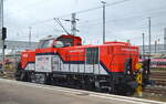 Meistens sieht man sie nur aus dem S-Bahn- oder Regionalzugfenster auf dem DB Fernverkehr Betriebsgelände Berlin Rummelsburg, diese von der DB angemietete Alstom Hybridlok Typ H3 Name:  Hansestadt Stendal  (NVR:  90 80 1002 038-0 D-ALS ), es kommt allerdings ab und zu vor das in Berlin Lichtenberg Loks oder Personenwagen geholt oder gebracht werden, hier war das wohl am 17.11.21 mal wieder der Fall.