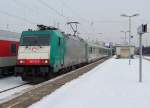 186 135-0 fhrt gerade mit dem  Berlin-Warszawa-Express  aus dem Bahnhof von Berlin Lichenberg aus.