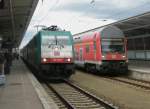 Hier links 186 130-1 mit D1249 von Berlin Gesundbrunnen nach Saratov 1 P und rechts ein RE7 von Berlin Lichtenberg nach Wnsdorf-Waldstadt, diese beiden Zge standen am 18.6.2011 in Berlin