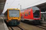 Hier links VT650.71 als ein OE36 von Berlin Lichtenberg nach Frankfurt(Oder) und rechts eine RB14 von Berlin Lichtenberg nach Berlin Schnefeld Flughafen, diese beiden Zge standen am 28.1.2012 in