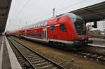 RE3 (RE3307) von Stralsund Hauptbahnhof nach Berlin Hauptbahnhof (tief) wartet am 12.2.2017 in Berlin Lichtenberg auf Abfahrt.