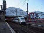 101 003 steht mit IC 145 am Ziel Berlin Ostbahnhof. Der Zug hatte hier eine Verspätung von einer Stunde intus.
Im Hintergrund ist die in der Sanierung befindliche Halle zu sehen.

Berlin, der 19.09.2022