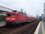 112 183-9 kommt hier mit dem RE1 nach Frankfurt/Oder in den Bahnhof von Berlin Ostbahnhof eingefahren.