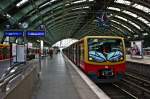 Eine S3 macht in Berlin Ostbahnhof endstation.