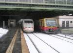 Hier 401 067-4  Garmisch-Partenkirchen  als ICE873 von Berlin Ostbahnhof nach Interlaken Ost und rechts eine S5 von Berlin Westkreuz nach Strauberg Nord, diese beiden Zge standen am 3.2.2010 in