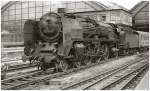 Nach der Ankunft in Berlin Ostbahnhof mit D 370 rangiert 01 050 Kurswagen, 1977