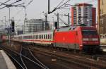 Hier 101 122-0 und 101 074-3 mit IC144 von Berlin Ostbahnhof nach Amsterdam Centraal, bei der Ausfahrt am 4.1.2014 aus Berlin Ostbahnhof.