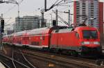 Hier 182 011 mit einem RE1 (RE18122) von Frankfurt(Oder) nach Magdeburg Hbf., bei der Ausfahrt am 4.1.2014 aus Berlin Ostbahnhof.