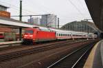 Hier 101 053-7 mit IC142 von Berlin Ostbahnhof nach Amsterdam Centraal, bei der Ausfahrt am 4.1.2014 aus Berlin Ostbahnhof. 