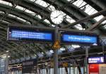 9.6.2015 Berlin Ostbahnhof. Um die Sicherheit der Fahrgäste zu erhöhen wird letzteren die Möglichkeit von Zugdurchfahrten im Gleis angekündigt. Ob bei Ein- und Rangierfahrten umgeschildert wird, ist nicht bekannt.