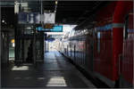 Vom Dunklen ins Helle -    RE nach Magdeburg auf Gleis 2 im Bahnhof Berlin-Ostkreuz.