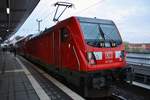 147 004 steht am 16.11.2020 mit dem FEX18914 von Flughafen Berlin/Brandenburg Terminal 1-2 nach Berlin Hauptbahnhof (tief) in Berlin Ostkreuz. 