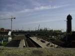 Der Bahnhof Ostkreuz zu Beginn der Umbauphase im Juli 2009, mit Blick auf den Bahnsteig D und E sowie dem Ringbahnsteg F.