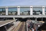 BERLIN, 26.05.2012, S-Bahnhof Ostkreuz: Blick von von der Fußgängerbrücke auf die Bahnsteig D (links) und E (rechts) sowie auf den neu errichteten Ringbahnsteig mit Halle