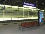 Der neue unterirdische Regionalbahnhof Potsdamer Platz prsentiert sich in grauen Farbtnen.