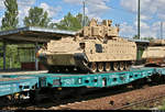 Blick auf einen polnischen vierachsigen Flachwagen der Gattung  Slmmps 443Z  (31 51 4735 004-7 PL-PKP C) von PKP Cargo S.A., beladen mit einem Schützenpanzer Bradley M2A2 der United States Army,