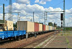 Dem Ende der Fahrzeugschlange schließen sich noch fünf beladene polnische, vierachsige Container-Flachwagen der Gattung  Sgs 717  von PKP Cargo S.A.