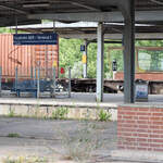 Gras über die Sache gewachsen und fast schon ein Lostplace bei 3 einzelnen Zügen je Woche + S-Bahn … Aber immer noch mit etwas DDR-Charme  Der Bahnhof Schönefeld aka Flughafen BER