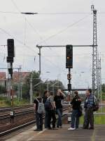 Warten auf den nchsten Zug in Berlin-Schnefeld.