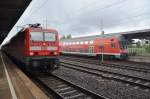 SCHÖNEFELD (Landkreis Dahme-Spreewald), 17.08.2010, 143 576-7 als RE7 nach Roßlau (Elbe) im Bahnhof Schönefeld (Flughafen); rechts die RB14, die ihre Fahrt hier beendet hat