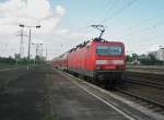 Hier 143 812-8 mit einer RB14 von Berlin Schnefeld Flughafen nach Nauen, bei der Ausfahrt am 8.7.2011 aus Berlin Schnefeld Flughafen.