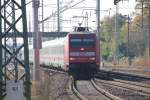 Ein IC gezogen von 101 128 fhrt am 17.10.2011 durch den Bahnhof Berlin Schnefeld.