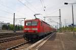 Hier 143 307-7 mit einem RE7 (RE18256) von Berlin Zoologischer Garten nach Wünsdorf-Waldstadt, bei der Ausfahrt am 30.4.2012 aus Berlin Schönefeld Flughafen.