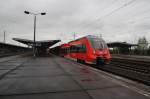 Hier 442 141 und 442 636 als RE7 (RE92715) von Wünsdorf-Waldstadt nach Berlin Hbf., bei der Ausfahrt am 27.4.2013 aus Berlin Schönefeld Flughafen.