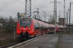 Hier 442 834 und 442 133 als RB14 (RB92916) von Berlin Schönefeld Flughafen nach Berlin Hbf., bei der Ausfahrt am 27.4.2013 aus Berlin Schönefeld Flughafen.