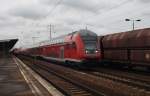 Hier ein RE2 (RE37368) von Wittenberge nach Cottbus, bei der Durchfahrt am 27.4.2013 durch Berlin Schnefeld Flughafen, in Richtung Berlin Grnauer Kreuz.