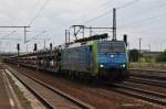 Hier 189 152-2 mit einem Autotransportzug, bei der Durchfahrt am 29.6.2013 durch Berlin Schnefeld Flughafen, in Richtung Genshagener Heide.