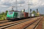 Hier 437 023 mit einem Containerzug, bei der Durchfahrt am 1.7.2013 durch Berlin Schnefeld Flughafen, in Richtung Genshagener Heide.